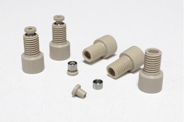 Connecteur à anneau métallique fendu en PEEK